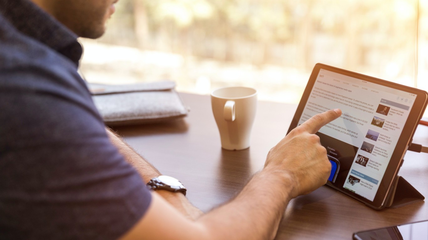 Homme utilisant une tablette